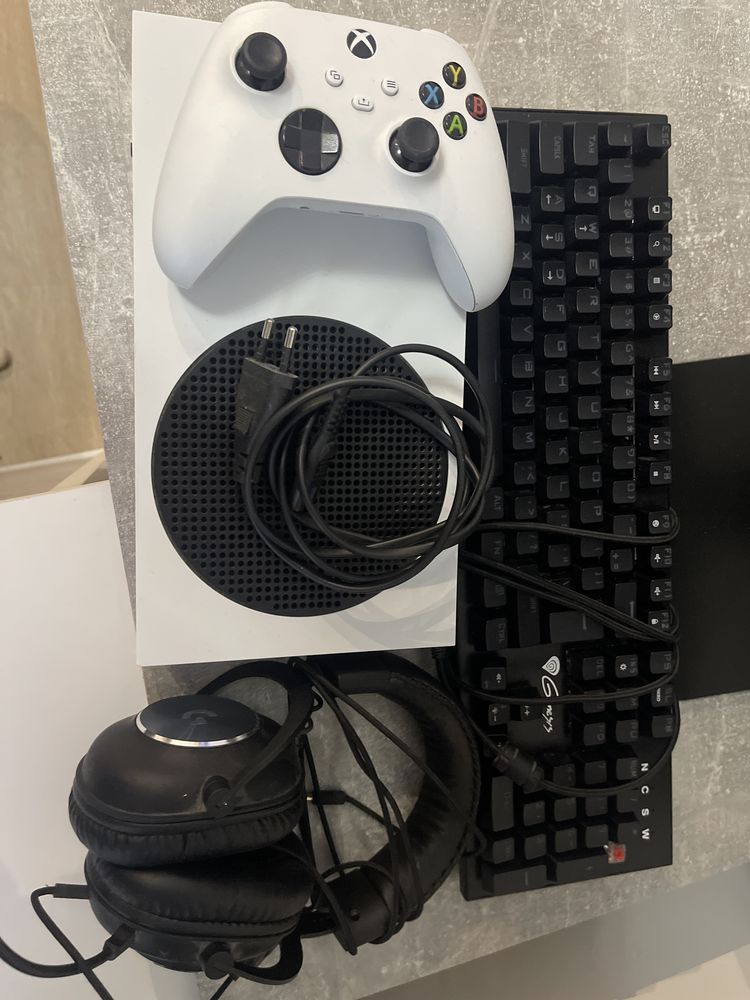 Xbox series s + monitor144hz/22 cale do tego klawiatura i sluchawki
