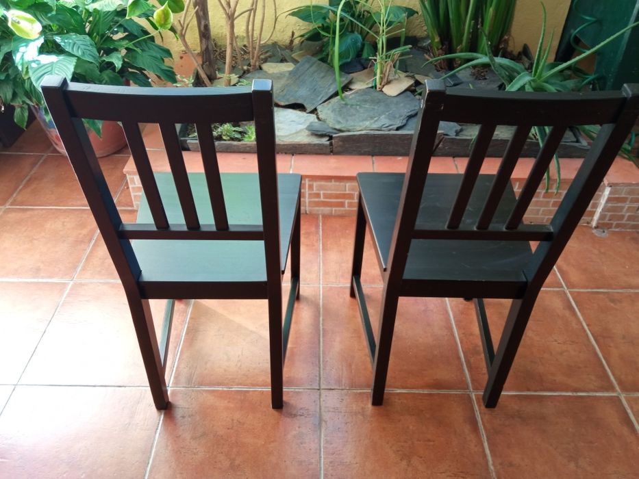 Vendo 2 cadeiras de madeira pretas do IKEA