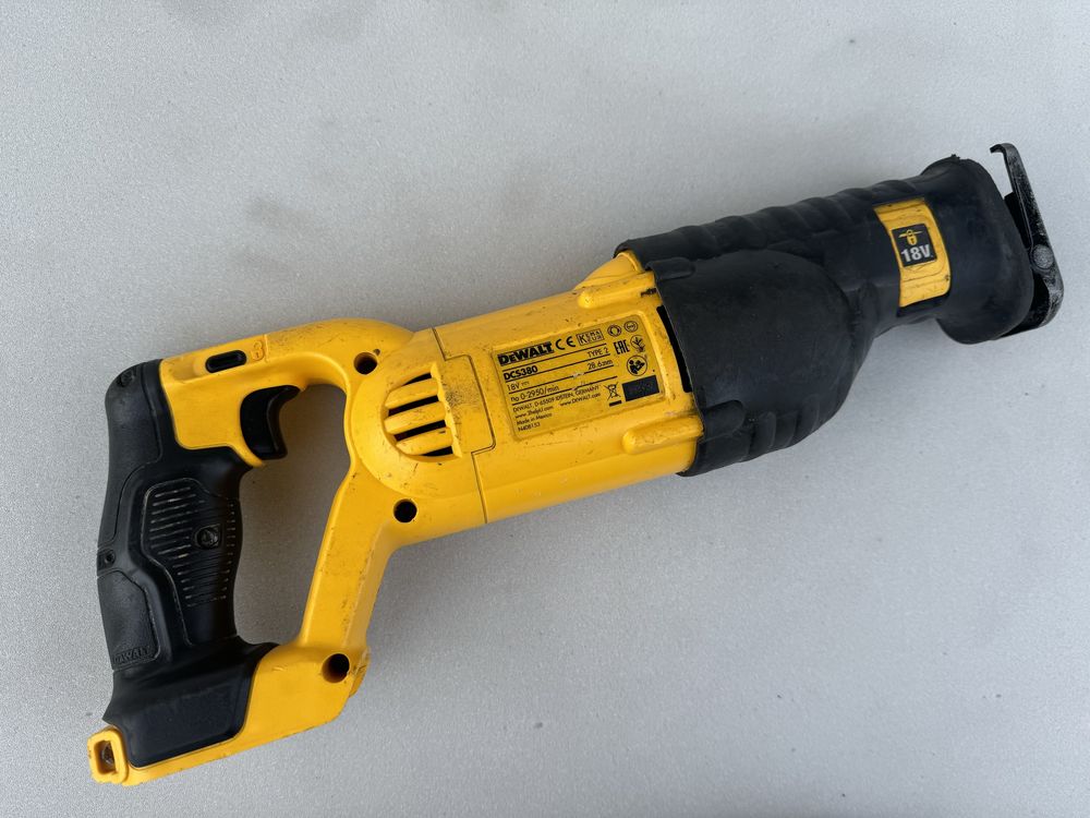 DEWALT  piła szablasta  DCS380