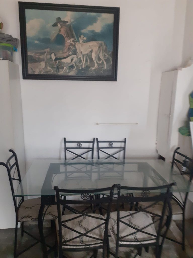 Mesa de jantar de vidro e ferro