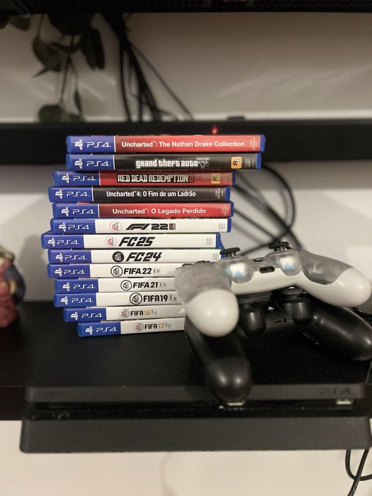 PS4 com 13 jogos e 2 comandos