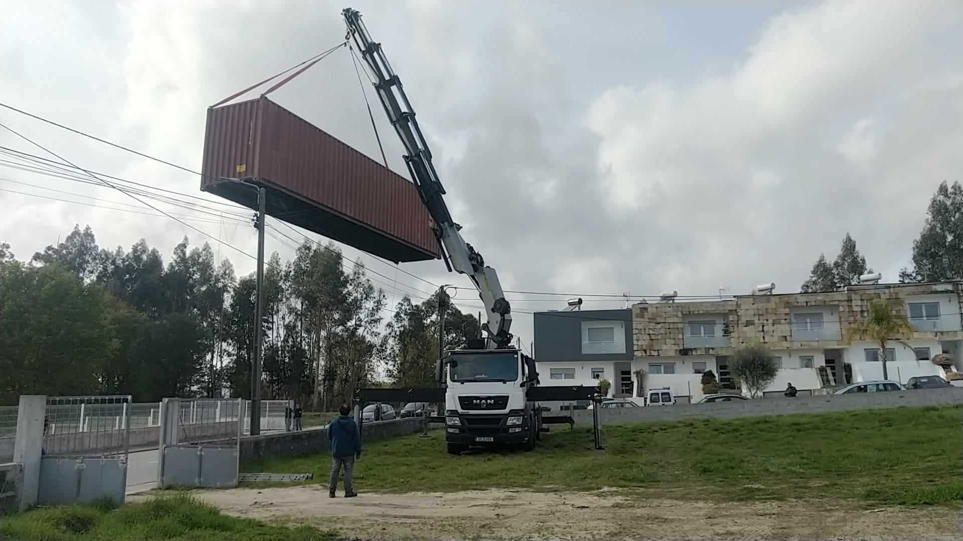 Serviços Aluguer camião grua elevação até 36ml e porta contentor 20"