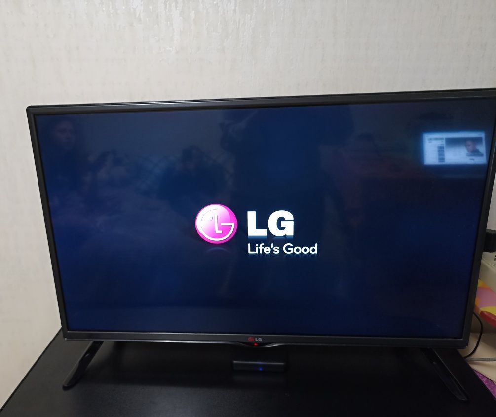 TV LG 32 дюйма с подставкой