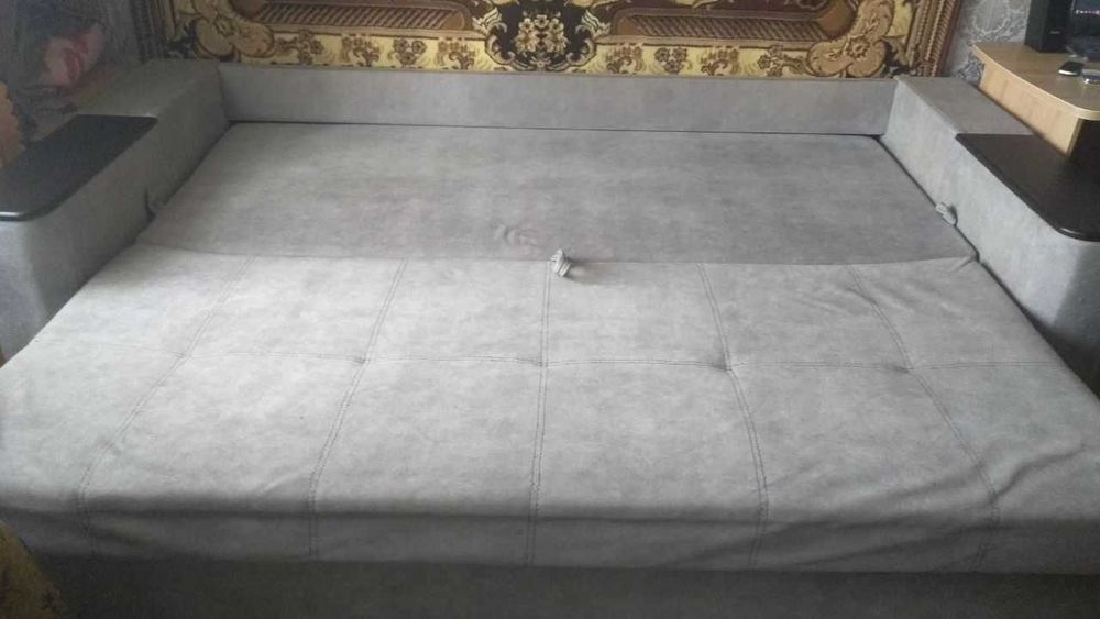 Продаётся раскладной трехместный диван