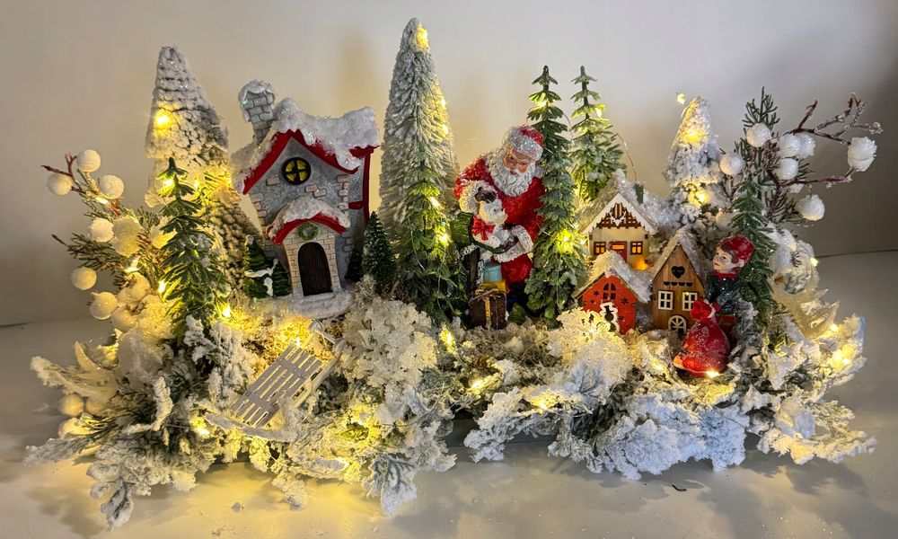 Stroik świąteczny zimowy z domkami Mikołajem i elfem LED