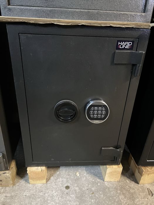 Вогневзломотривкий сейф Safetronics кодовий замок
