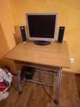 Mesa de computador com lcd e colunas tudo a funcionar lcd de computado