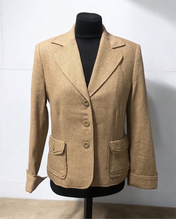 Піджак жіночий напівприталений з відмінним складо, акцентними кишенями