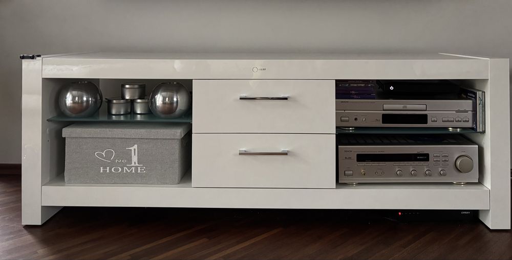 Biała szafka rtv Hubertus