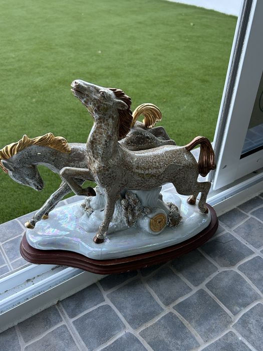 URGENTE - Estatueta em porcelana