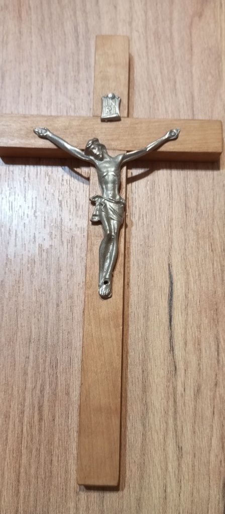 Jezus na krzyżu drewnianym