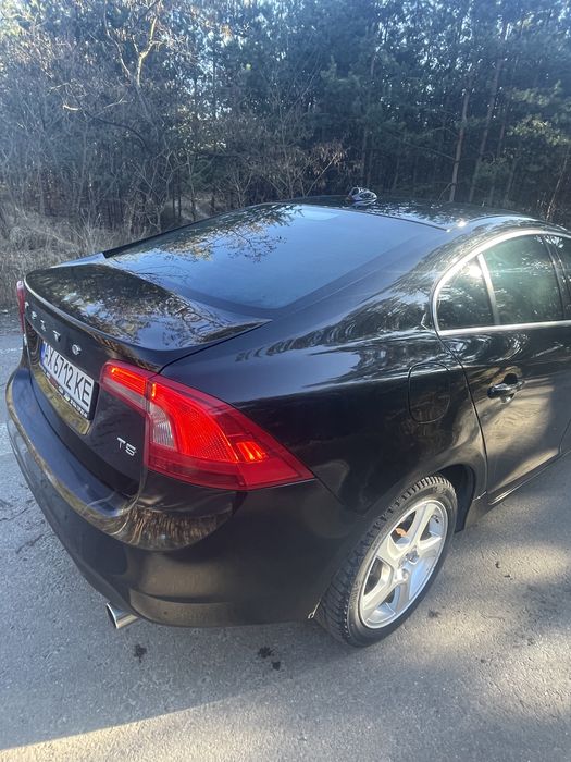 Автомобиль Volvo s60 2,5т