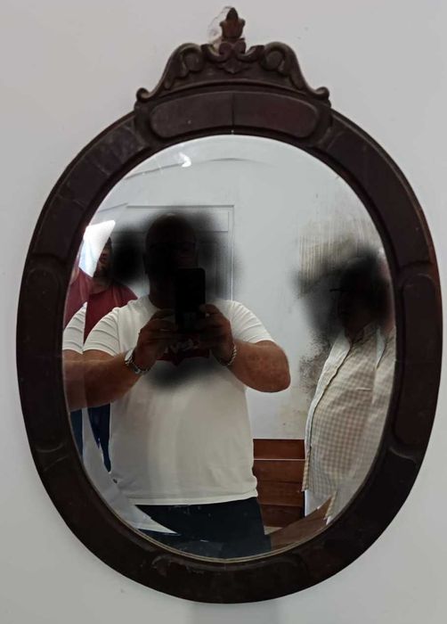 Espelho oval em madeira maciça