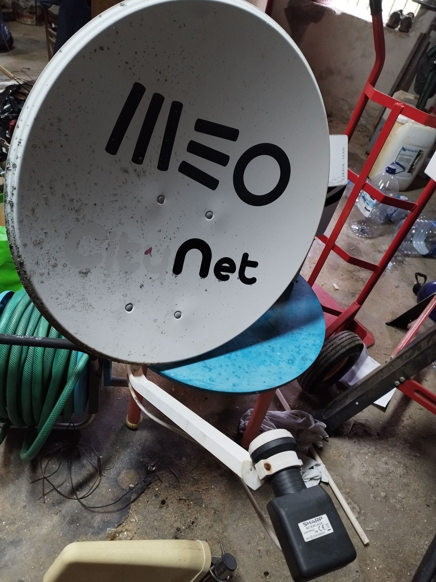 Antena parabólica com receptor e suporte