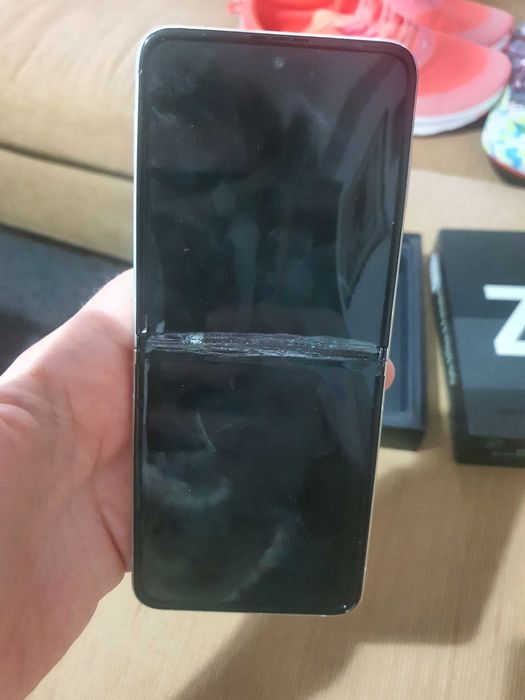Samsung Galaxy Z Flip 3/5G com ecrã partido