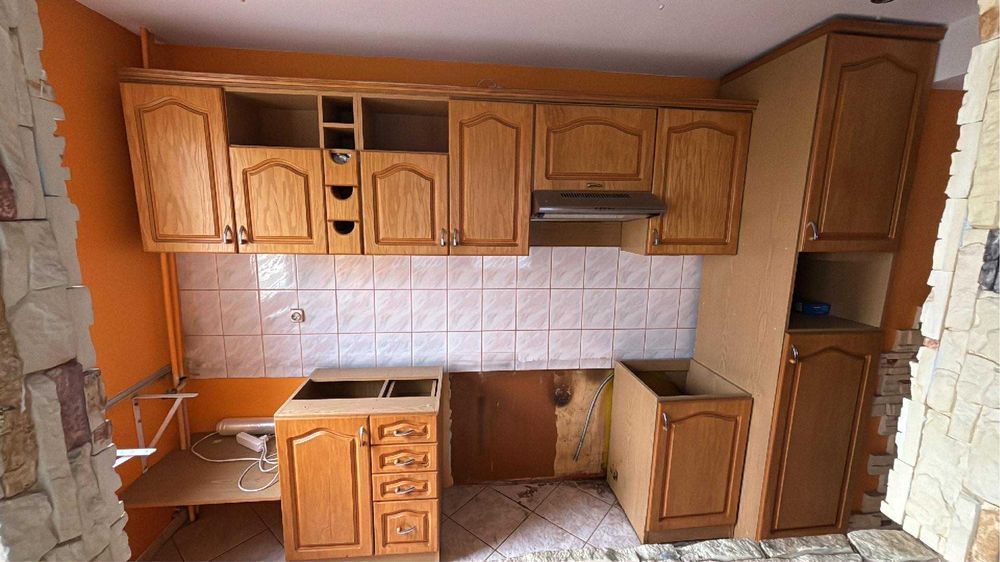 Komplet mebli kuchrnnych drewnisnych rzezbionych
