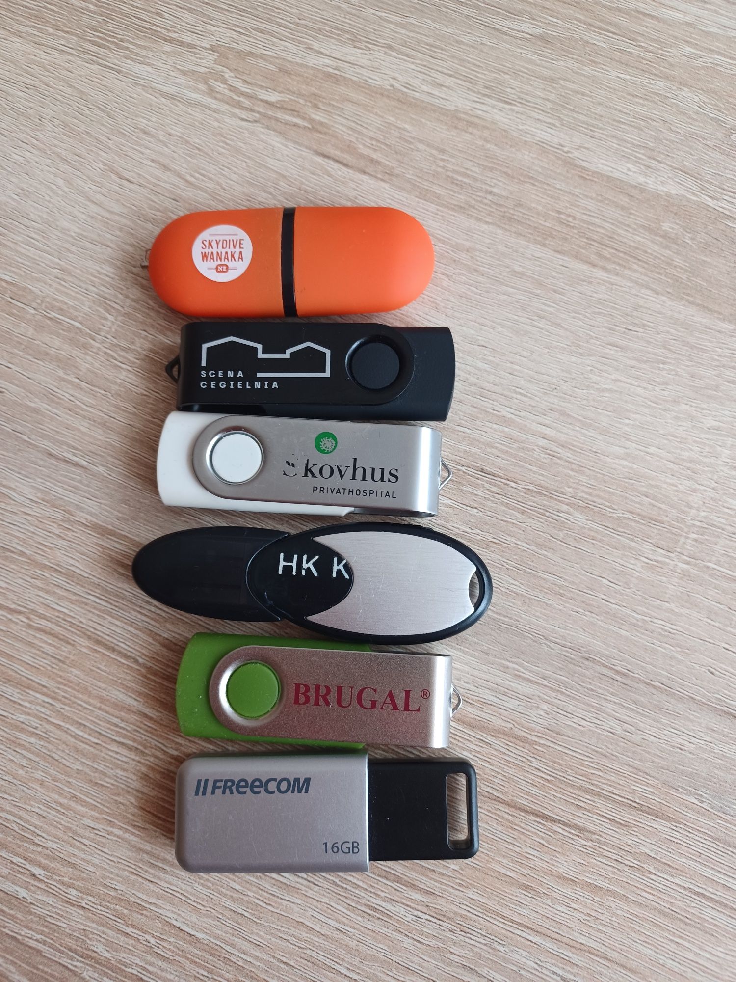Pendrive różne 6 sztuk.