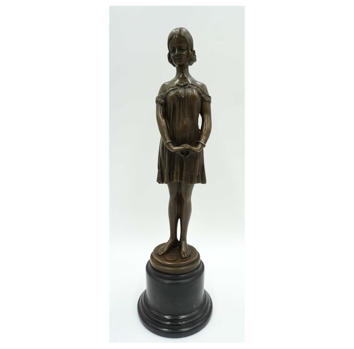 FIGURA Z BRĄZU kobieta w piżamie