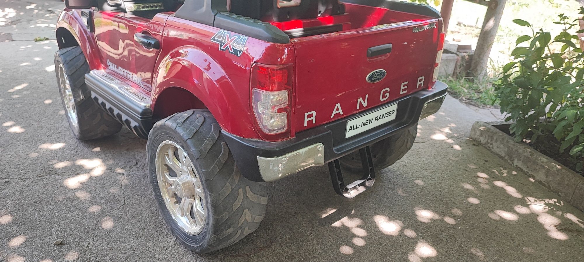 Дитячий електромобіль Ford Ranger.