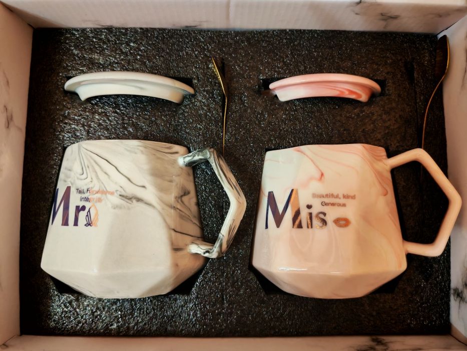 Zestaw kubków ceramicznych