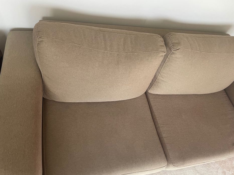 Dois sofás castanho claro