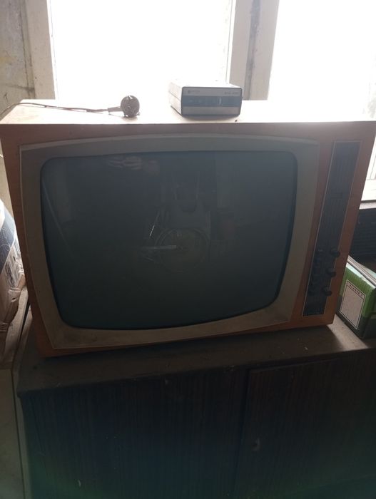 Telewizor unitra bardzo ładnie utrzymany, uszkodzony !