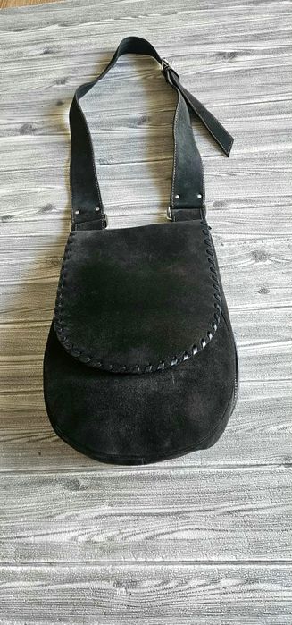 Piękna skórzana torebka boho duża listonoszka zamszowa czarna na ramię