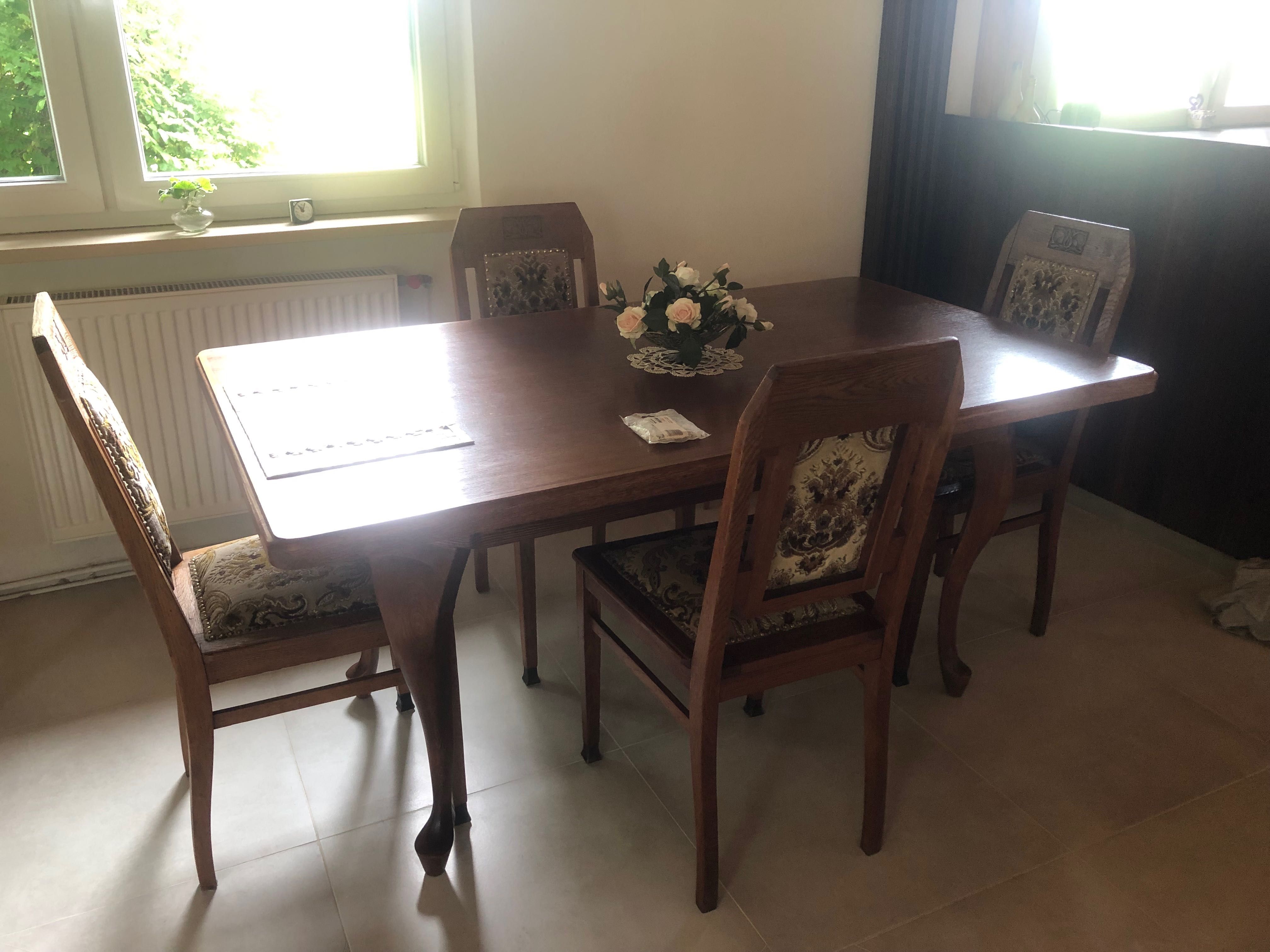 Dębowy stół z krzesłami