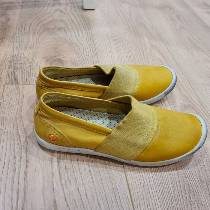 Sapatos amarelos da Softinos em tamanho 39