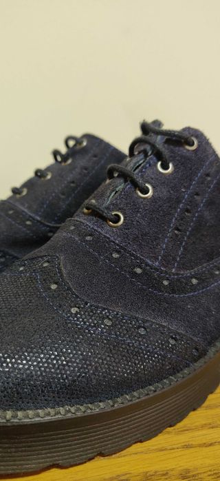Sapatos azuis em pele camurça