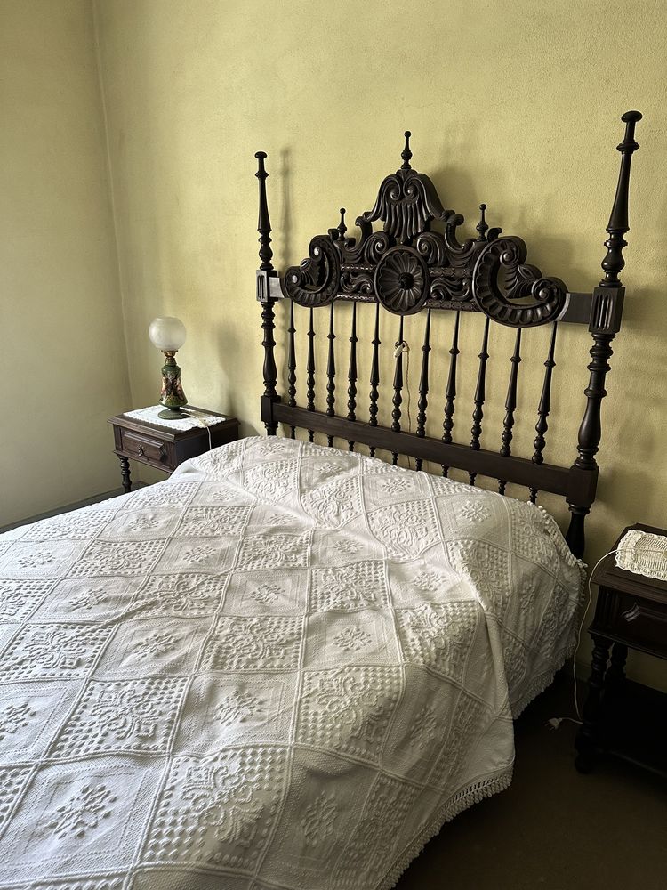 Cama antiga com cabeceira elegante