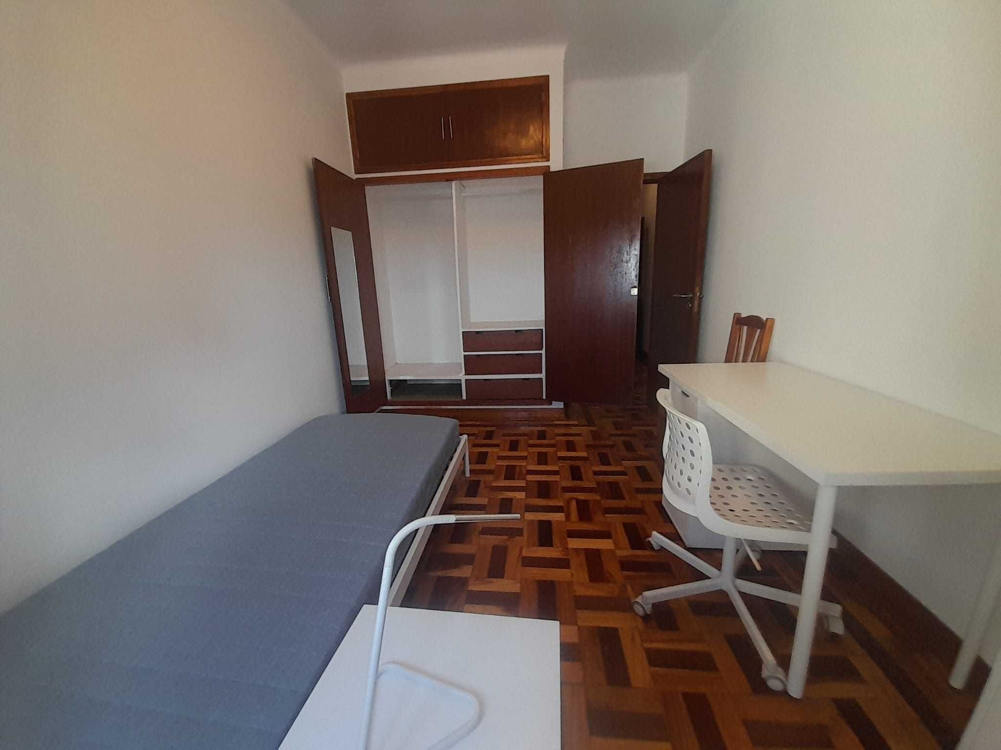 Quartos com varanda, A 50 METROS DA FACULDADE DE MEDICINA E FARMÁCIA