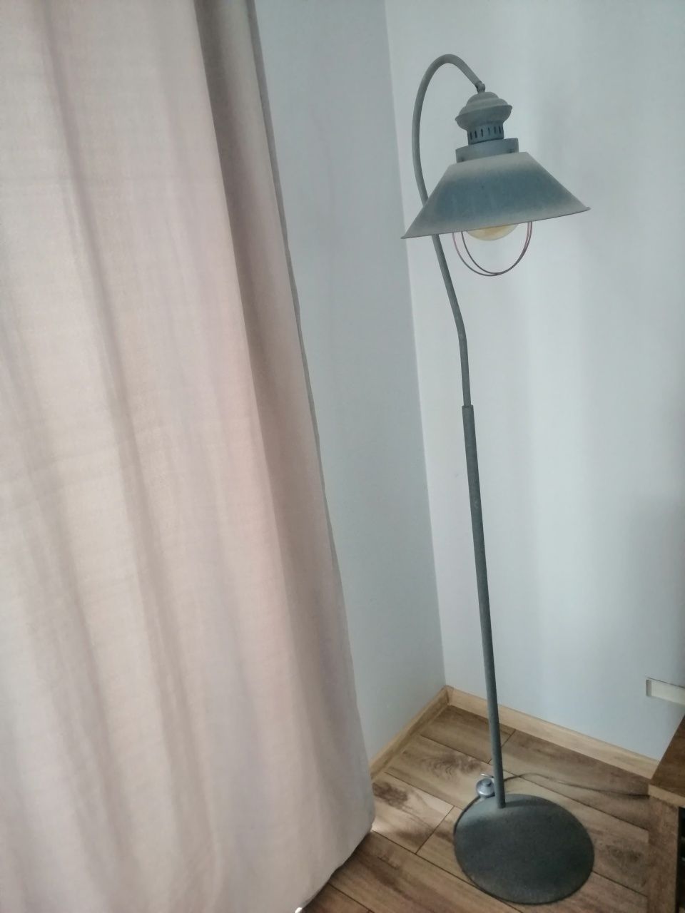 Lampa podłogowa industrial szara