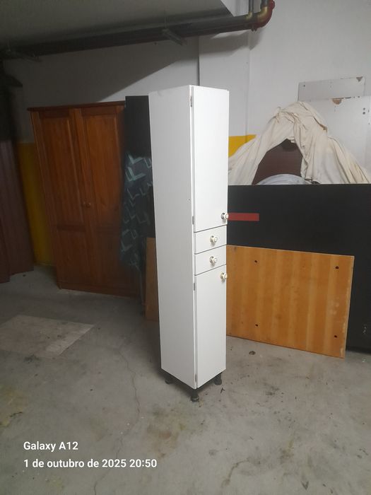 Movel alto e estreito portas e gavetas