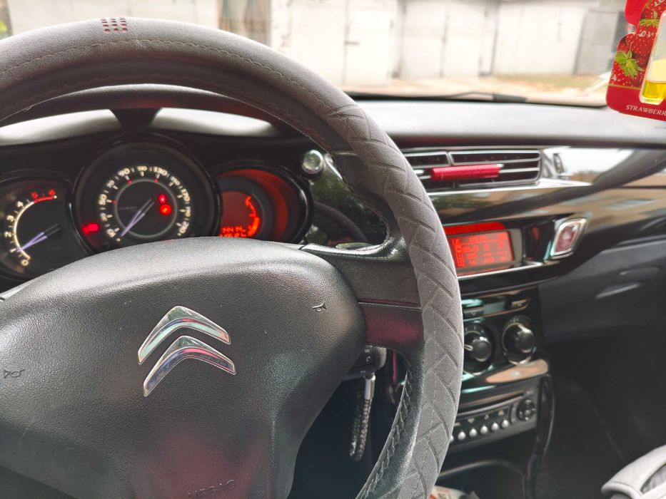 Продається Citroën C3, 2011 рік, чорний колір, надійний та економний.