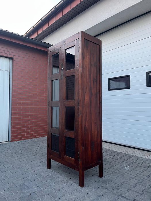 Kolonialna witryna - egzotyczne drewno tekowe, industrialna