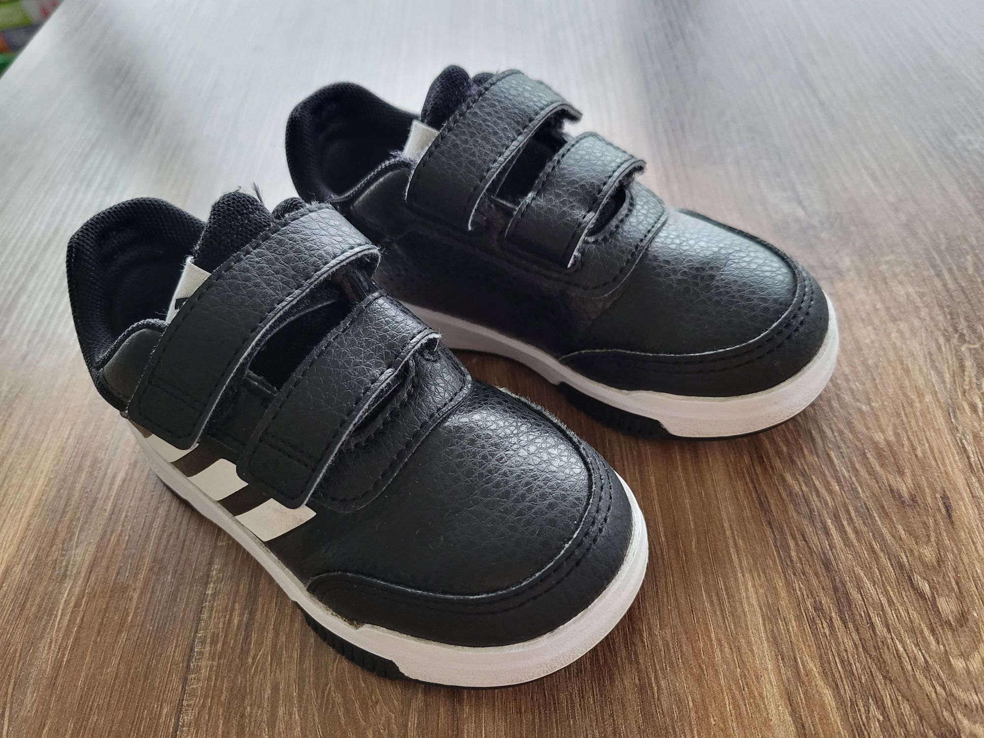 Buty Adidas chłopięce r. 24