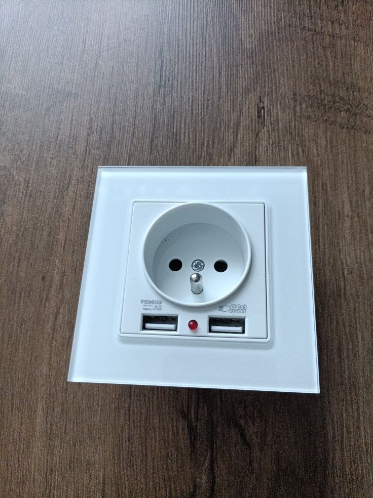 Gniazdko z  dwoma wejściami USB