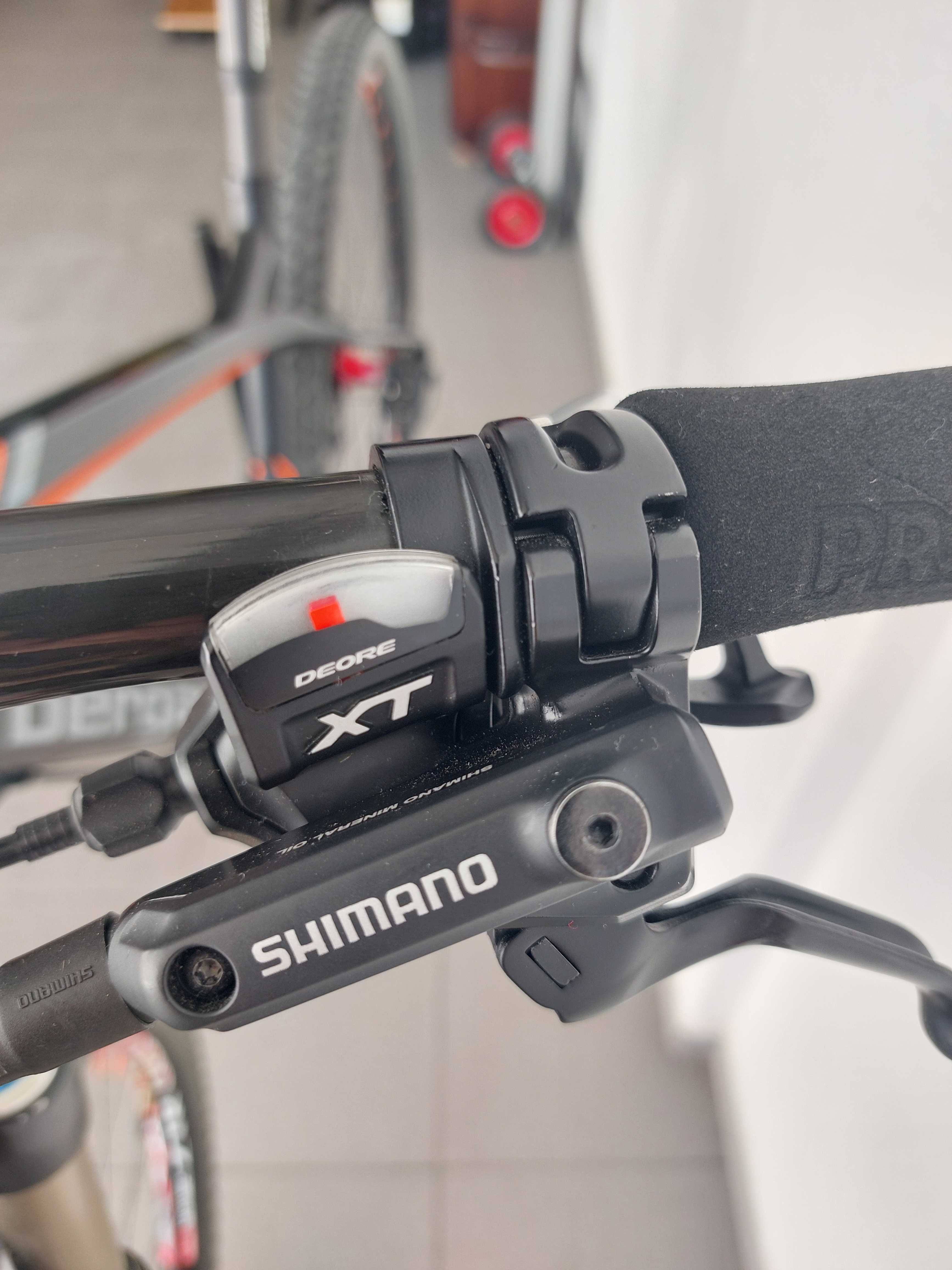 Bike BTT roda 29 em Carbono