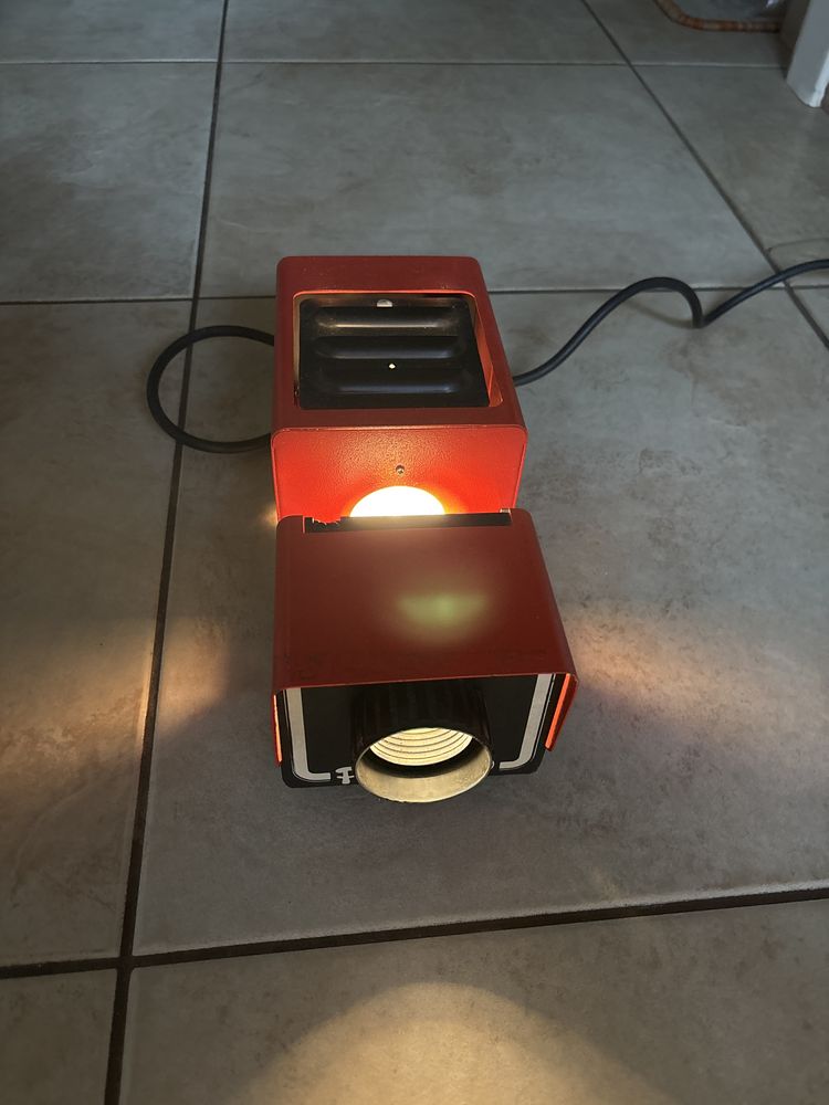 Projektor Pluto 150 PRL – czerwony – kolekcjonerski sprzęt retro