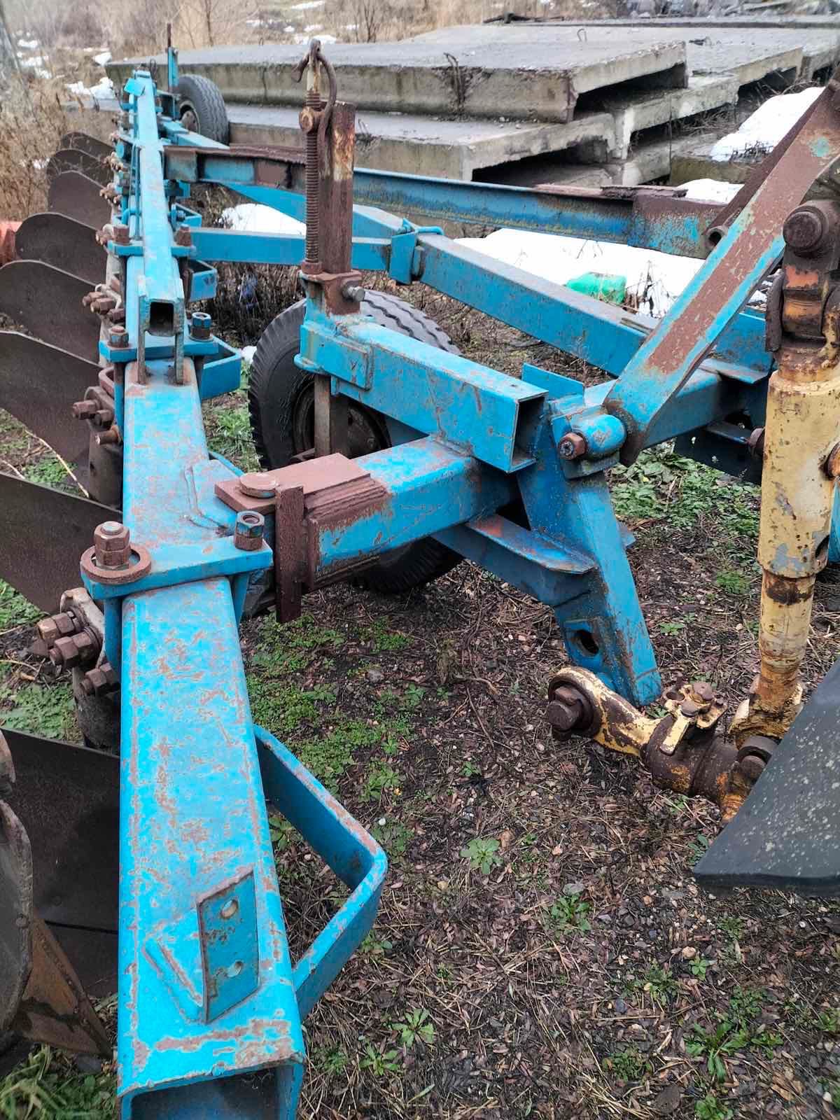 Продам К-700 +плуг плн 8-40