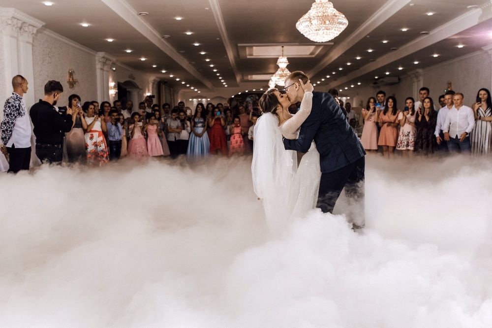 Важкий дим,  конфеті,  холодні вогні