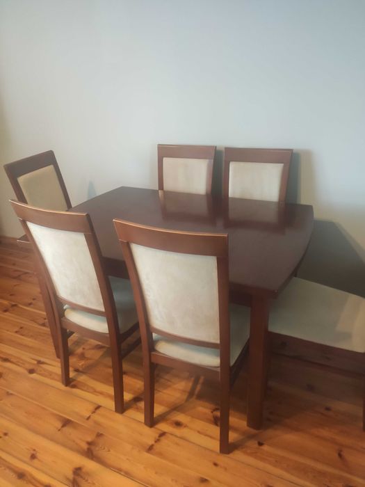 Stół z krzesłami