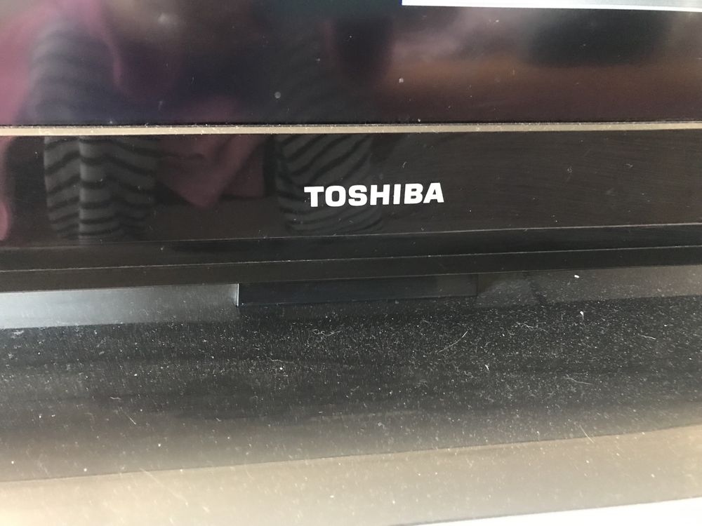 Tv 32 polegadas toshiba em vom estado com controlo