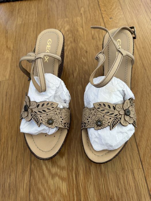 Sandálias bejes, em pele