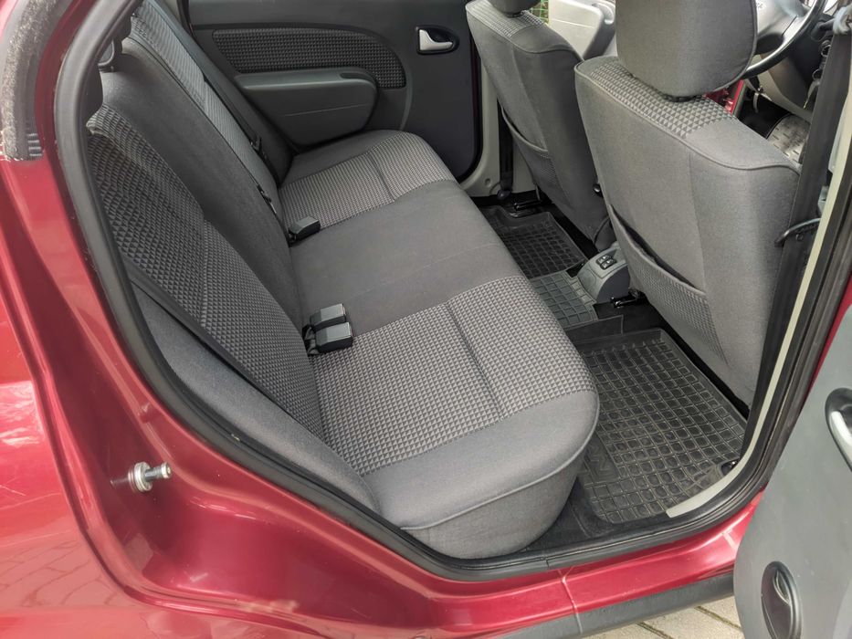 Dacia Logan 2007 рік 1.6 Бензин 77 кВт Седан