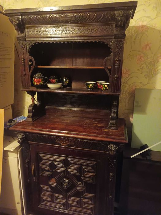 Антикварний буфет з різьбленням (оригінал)