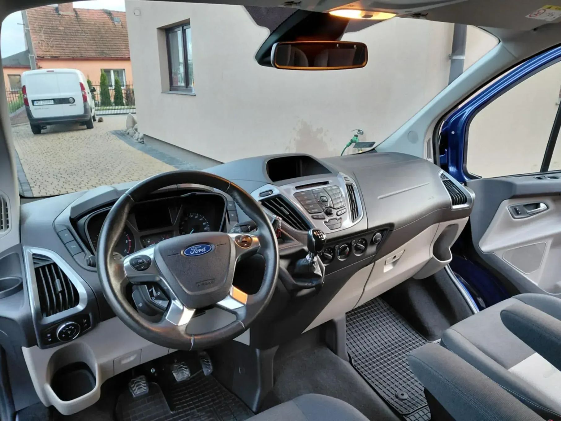 Ford Tourneo Custom Niski przebieg, zadbany egzemplarz, polski salon, pełna faktura VAT