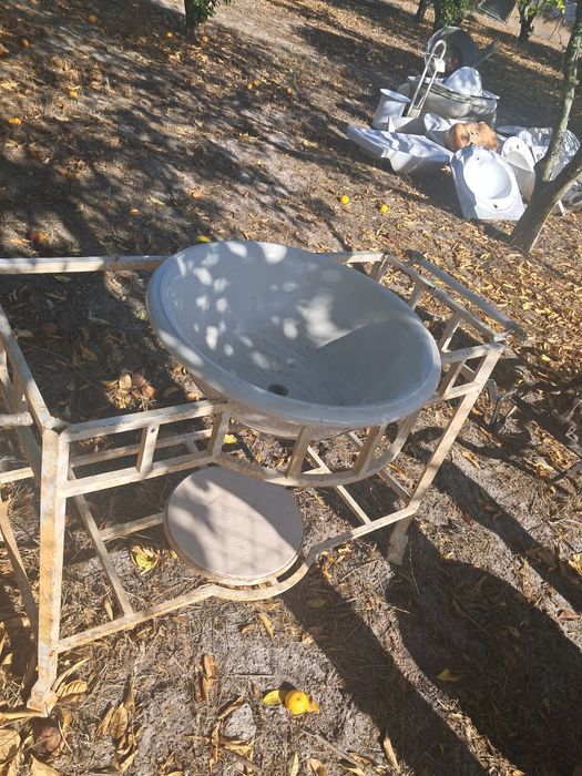 Conjunto movel  em ferro de casa de banho e lavatorio louca de sacavem