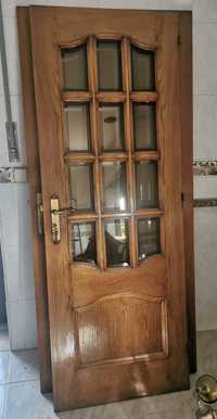 Vendo portas em madeira maciça com pormenores vidracados